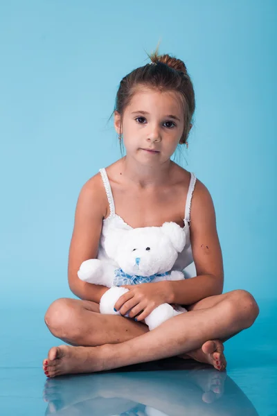 Carino bambina su sfondo blu — Foto Stock