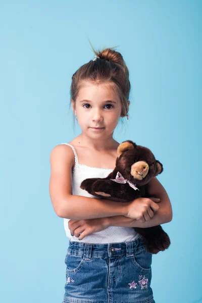 Aranyos kislány, a kék háttér — Stock Fotó