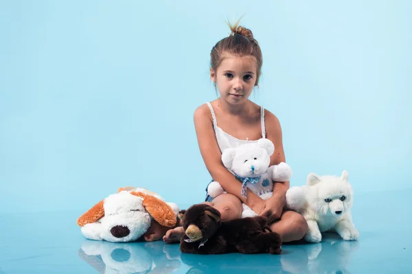 Carino bambina su sfondo blu — Foto Stock