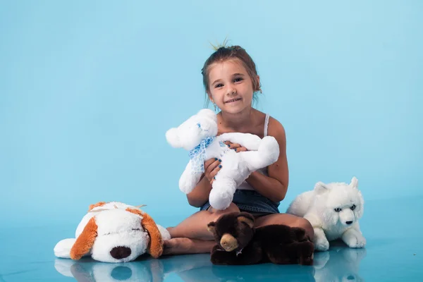 Petite fille mignonne sur fond bleu — Photo