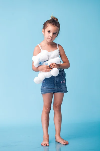 Aranyos kislány, a kék háttér — Stock Fotó