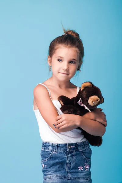 Menina bonito no fundo azul — Fotografia de Stock