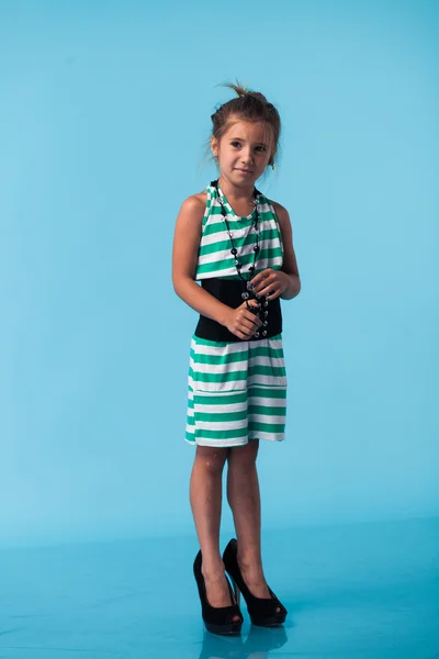 Malá dívka, která nosí boty velké matky — Stock fotografie