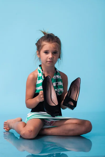 Маленька дівчинка в взутті великих матерів — стокове фото