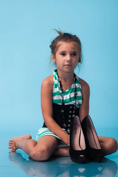 Маленька дівчинка в взутті великих матерів — стокове фото