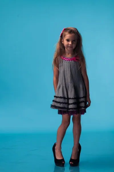 Pieni tyttö yllään iso äidit kengät — kuvapankkivalokuva