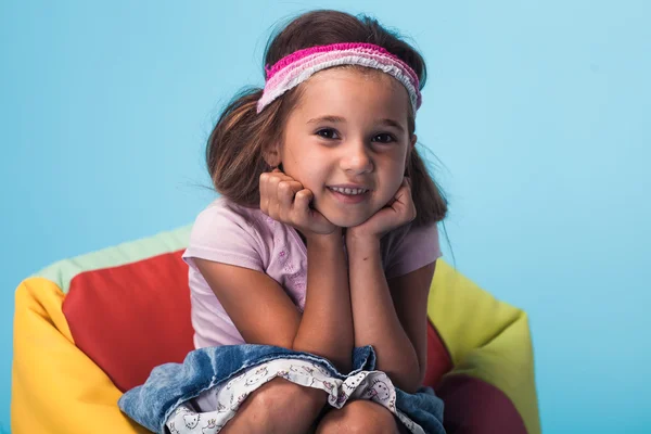 Carino bambina su sfondo blu — Foto Stock