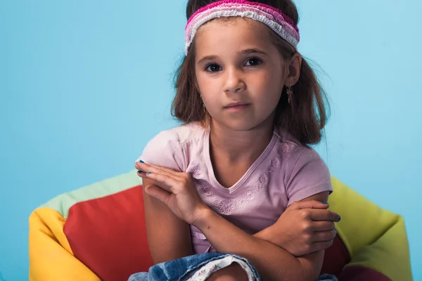 Linda niña sobre fondo azul — Foto de Stock