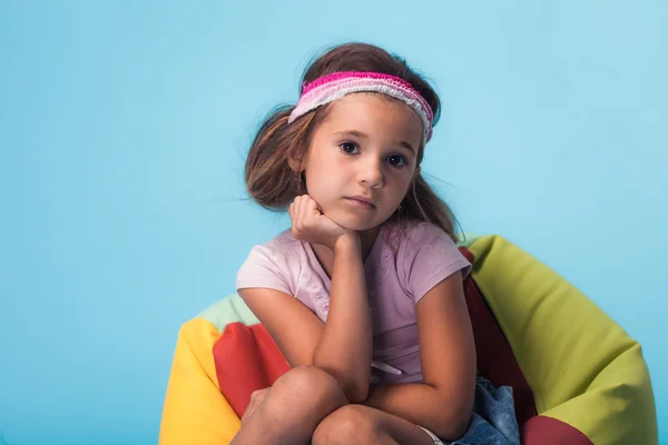 Petite fille mignonne sur fond bleu — Photo