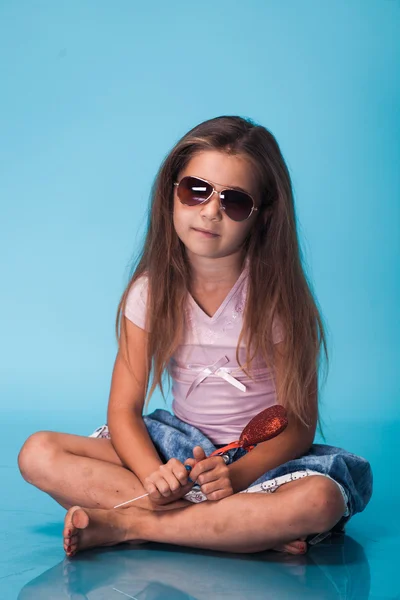 Menina bonito no fundo azul — Fotografia de Stock