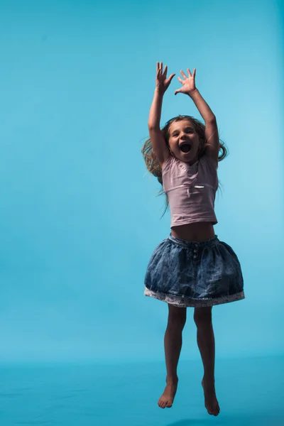 Портрет веселої дівчини, що стрибає — стокове фото
