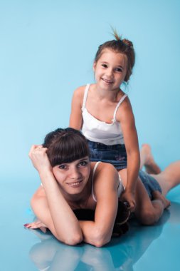 Genç anne ve kızı.