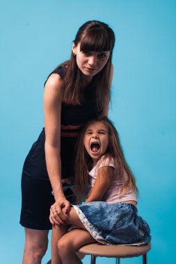 Genç anne ve kızı.