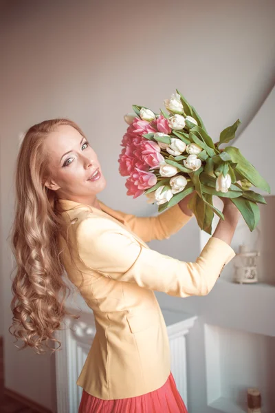 Hermosa mujer con tulipanes — Foto de Stock