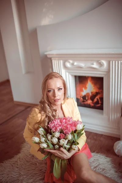 Belle femme avec des tulipes — Photo