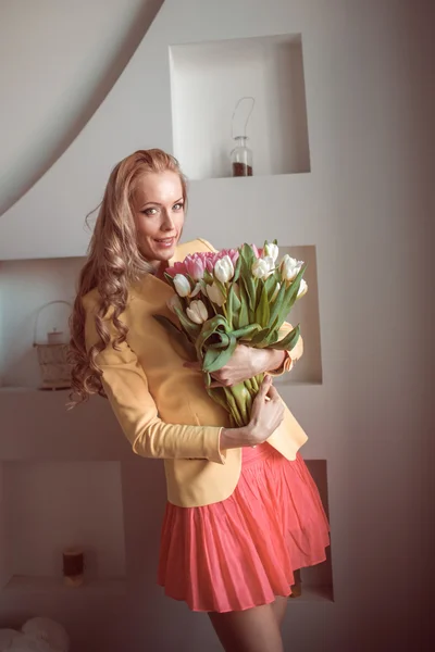 Mooie vrouw met tulpen — Stockfoto