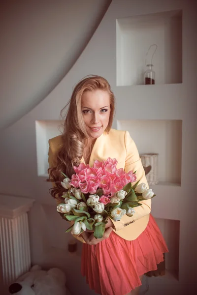 Belle femme avec des tulipes — Photo