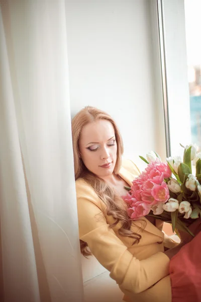Mooie vrouw met tulpen — Stockfoto