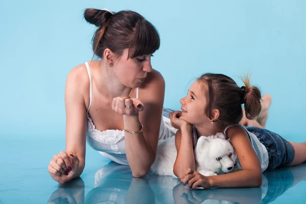 Junge Mutter mit Tochter — Stockfoto