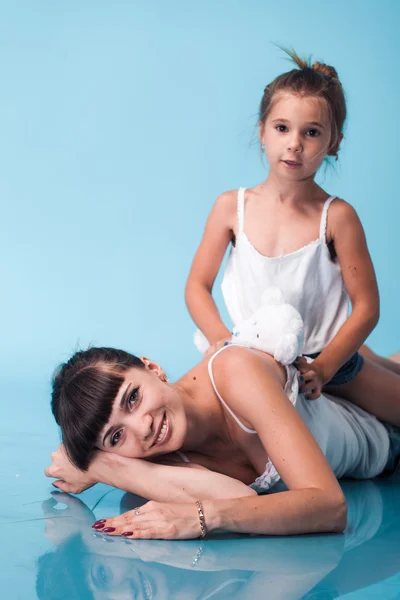 Ung mor med dotter — Stockfoto