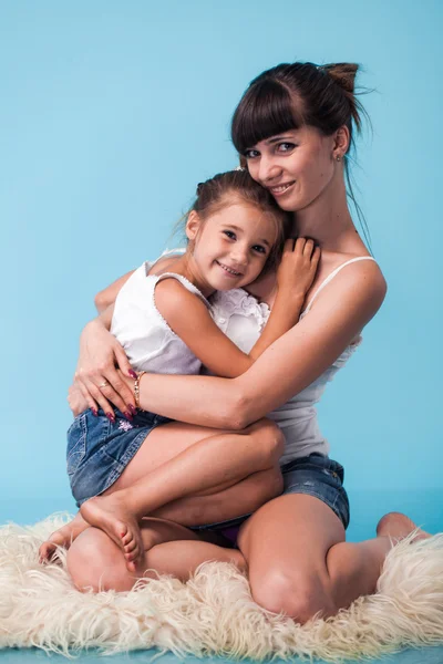 Молодая мать с дочерью — стоковое фото