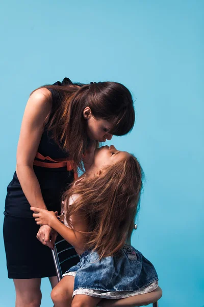 Junge Mutter mit Tochter — Stockfoto