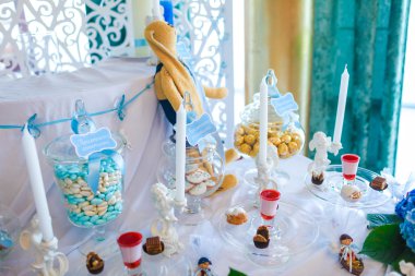 tatil tablo beyaz ve mavi renkleri ile hizmet veren.