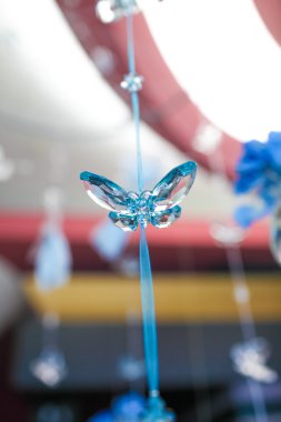 bir kelebek şeklinde güzel kristal süslemeleri