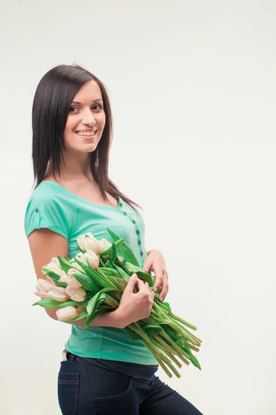 Porträt einer brünetten Frau mit Tulpen — Stockfoto