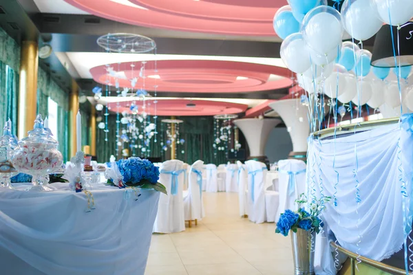 Interior del restaurante, decorado para las vacaciones — Foto de Stock