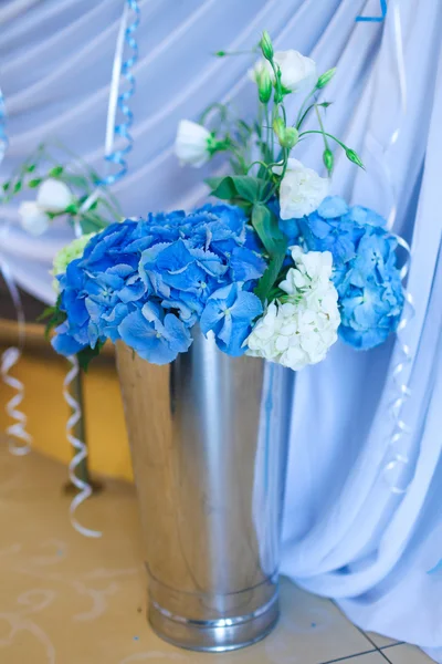 Buquê de flor branca e azul em vaso de metal . — Fotografia de Stock