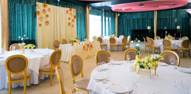 çiçeklerle süslenmiş tablolar