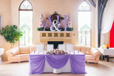 çiçeklerle süslenmiş tablolar