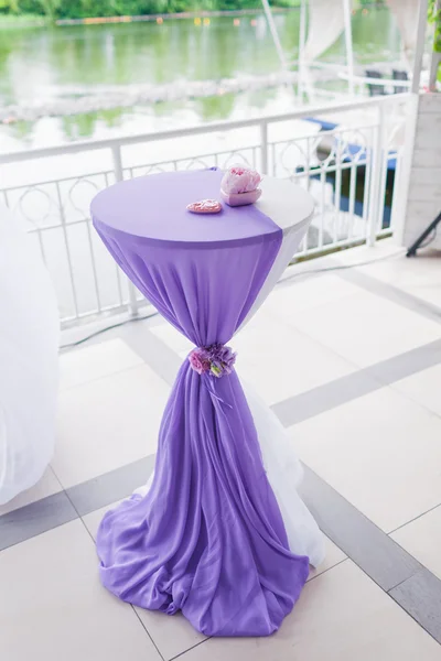 Tavolo decorato con tessuto — Foto Stock