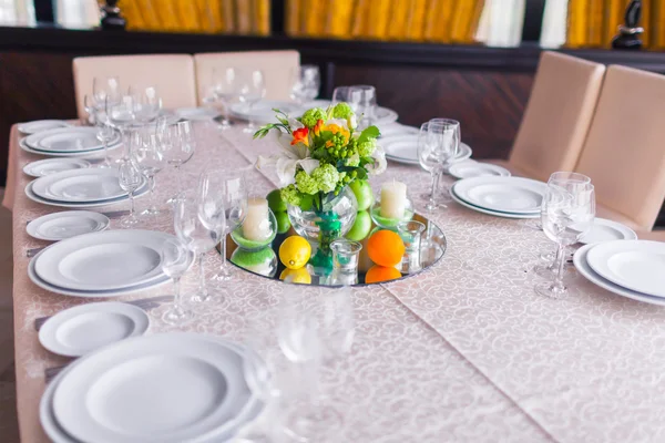 Mesas decoradas con flores y velas — Foto de Stock