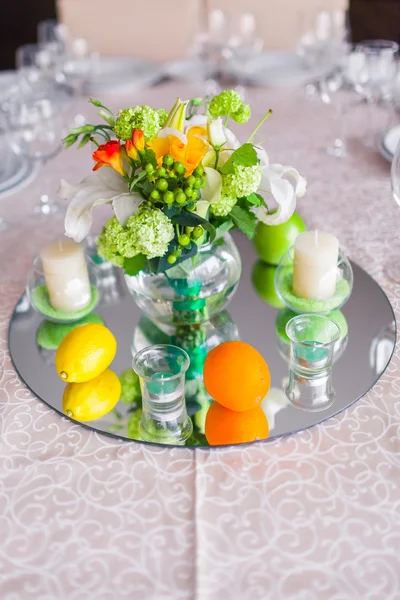 Tavoli decorati con fiori e candele — Foto Stock