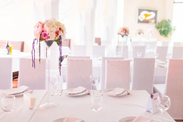 Mesas decoradas con flores — Foto de Stock