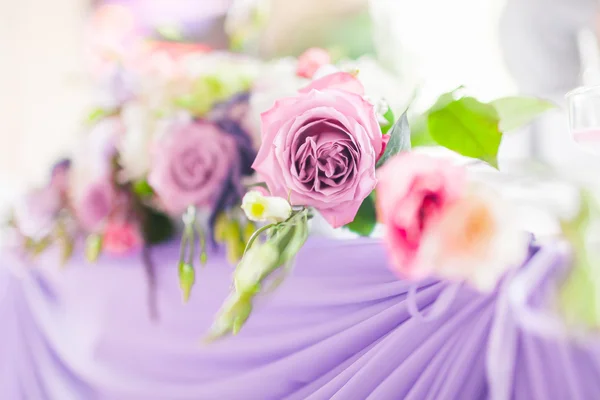 Mesas decoradas con flores — Foto de Stock