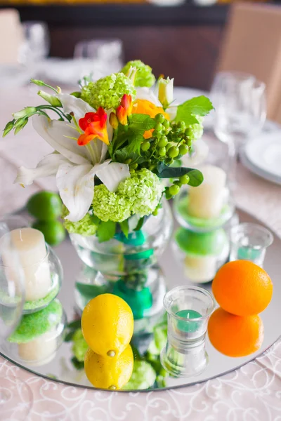 Tabellen versierd met bloemen en kaarsen — Stockfoto