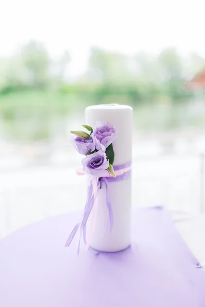 Kerze mit Blumen geschmückt — Stockfoto