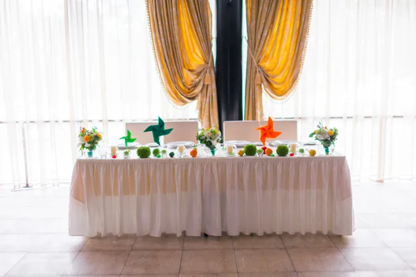 Tabellen versierd met bloemen — Stockfoto