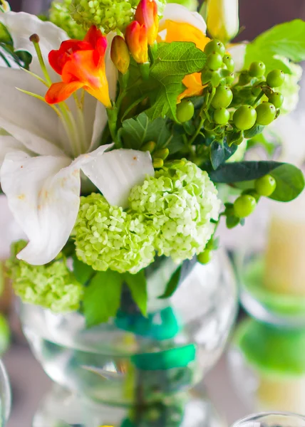 Mesas decoradas con flores — Foto de Stock