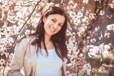 Bahar bahçesindeki kadın