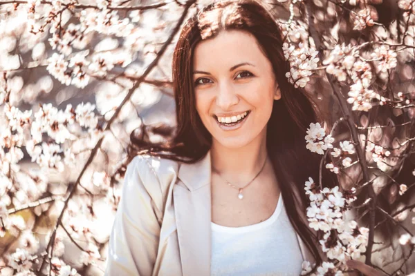 Mujer en jardín de primavera — Foto de Stock