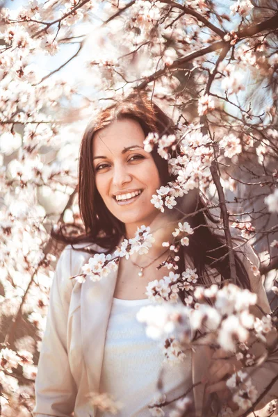 Mujer en jardín de primavera — Foto de Stock