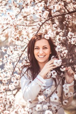 Bahar bahçesindeki kadın