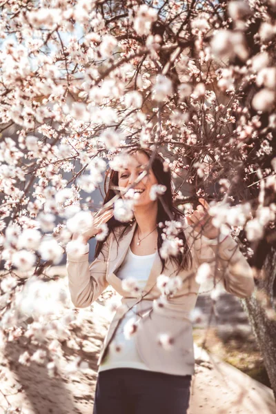 Mulher grávida nos ramos floridos — Fotografia de Stock