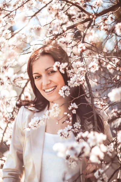 Vrouw in voorjaarstuin — Stockfoto