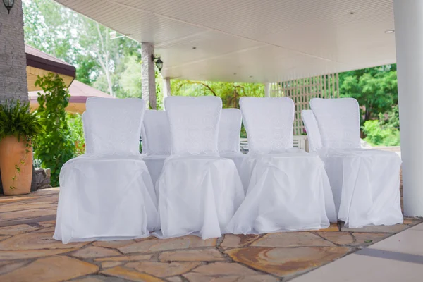 Sedie bianche nella sala banchetti — Foto Stock