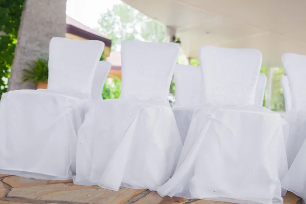 Sillas blancas en salón de banquetes — Foto de Stock